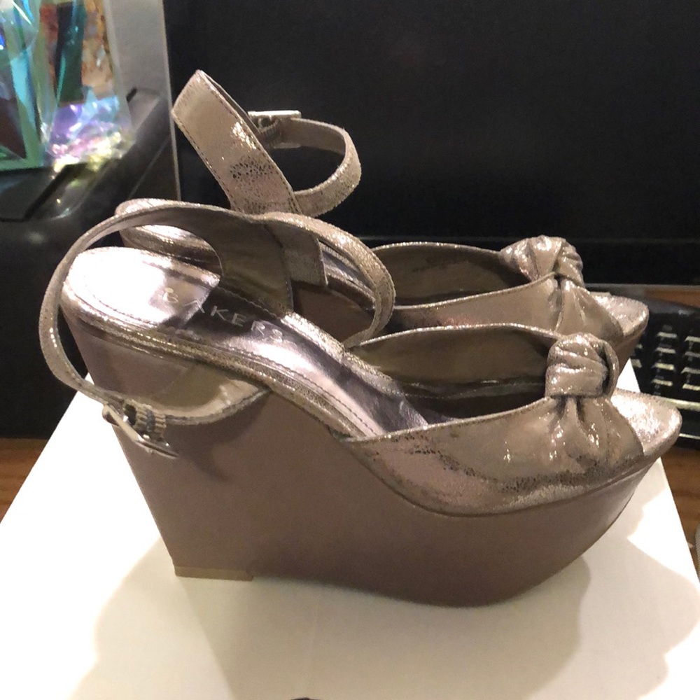 Wedge - Picture 2 of 5